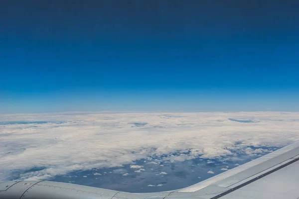 View Wing Commercial Airplane Flying High Altitude Ocean Blue Sky — Foto de Stock