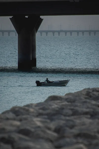 Disparo Vertical Del Hombre Pequeño Barco Bajo Puente — Foto de Stock