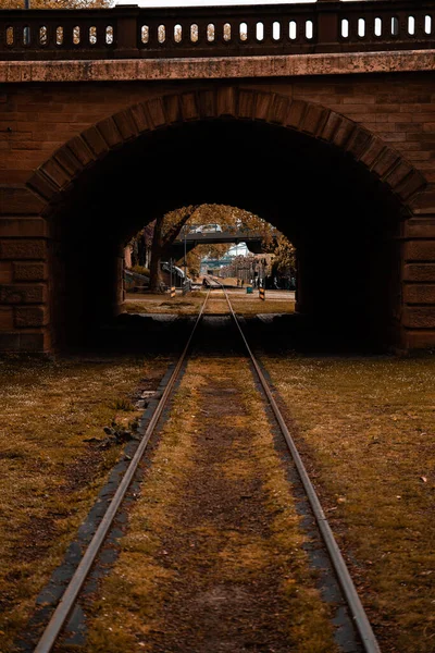 Uma Ponte Sobre Uma Ferrovia Envelhecida — Fotografia de Stock