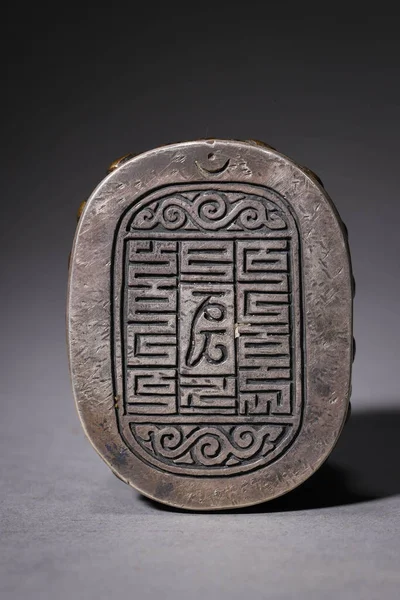 灰色の背景に古代中国式の硬貨の垂直閉鎖 — ストック写真