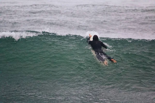 一只雄性在波涛汹涌的大海中冲浪 — 图库照片