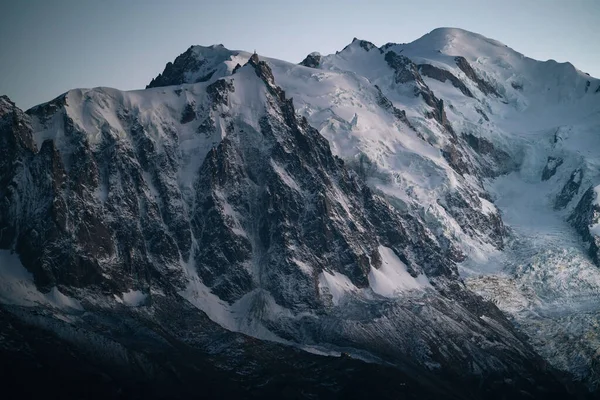 Ein Schöner Blick Auf Die Schneebedeckten Berge — Stockfoto