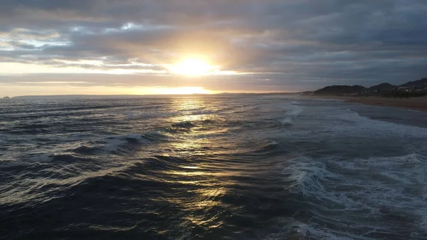 Parlak Günbatımı Arka Planında Engin Mavi Bir Okyanusun Manzarası — Stok fotoğraf