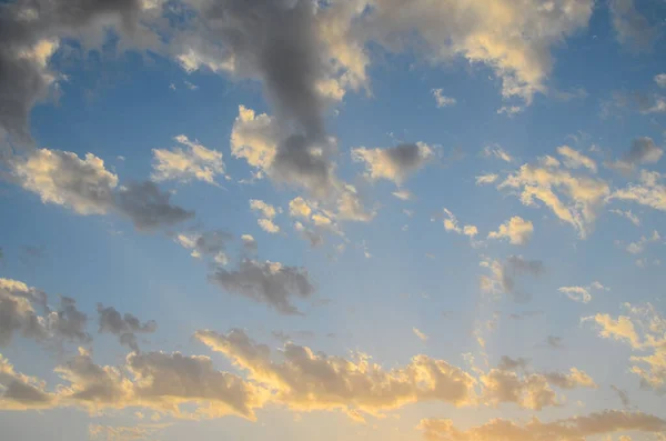 Wolkenlandschaft Bunte Wolken Bei Sonnenuntergang Der Nähe Des Ozeans — Stockfoto