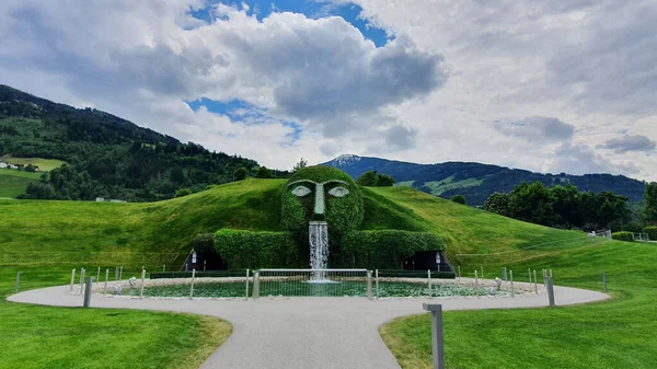 Swarovski Kristalwelten girişinin güzel bir manzarası