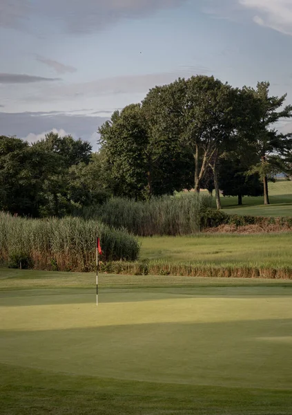 Vertical Shot Golf Course Rhode Island Green Grass Blue Cloudy — Stock Photo, Image