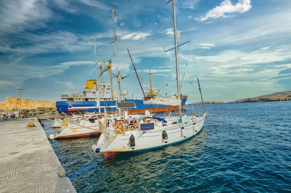 Hermoso Tiro Barcos Agua Por Muelle Karavostasi Isla Folegandros Grecia — Foto de Stock