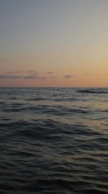 Gün batımında yumuşak deniz dalgaları