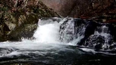 Kuzey Makedonya 'daki Osogovo dağında küçük bir şelale