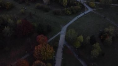 Bulgaristan 'ın Sofya kentindeki Vitosha dağı yakınlarındaki Öğrenci parkının açık bir gökyüzü altındaki hava görüntüsü