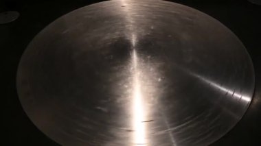 Dönen metal bir diskin yakın çekim görüntüleri. Anchorage Müzesi.