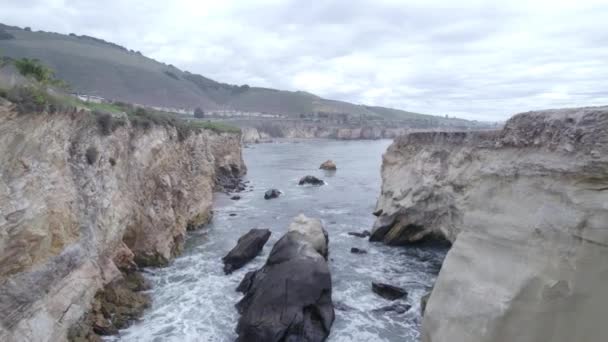 海と海岸の崖の映像 カリフォルニア州サンルイスオビスポの恐竜洞窟公園 — ストック動画