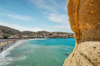 Matala plajı, Roma mezarlığı olarak kullanılan kayalıklardaki mağaraların arasından ve dünyanın dört bir yanından gelen 70 'lerin hippilerinin olduğu Girit, Yunanistan