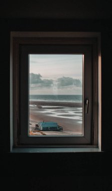 Yağmurlu bir günde sahnenin penceresinden dikey bir çekim.