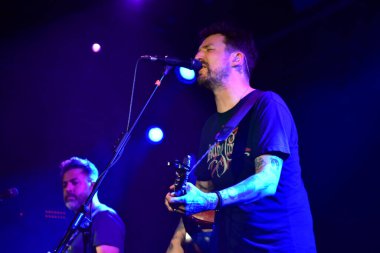 Şarkıcı-söz yazarı Frank Turner klasik punk ve folk markasını Fleece, Bristol, İngiltere 'de seslendirdi.