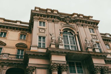Berlin, Almanya 'da modern bir binanın alçak açılı bir görüntüsü.