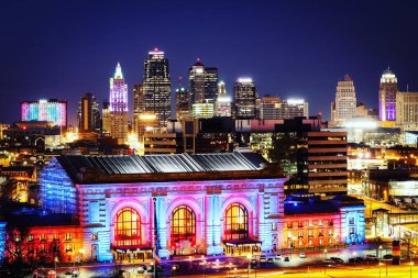 Union İstasyonu ve gökdelenleri Kansas City, Missouri 'de alacakaranlık gökyüzüne karşı güzel bir çekim.