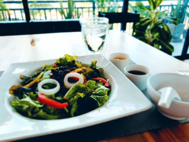 Masadaki lezzetli salatadan yakın çekim.