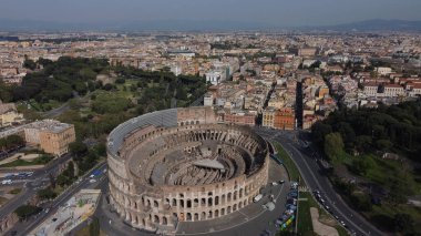 Roma, İtalya 'da güneşli bir günde Colosseum ve şehir manzarası.