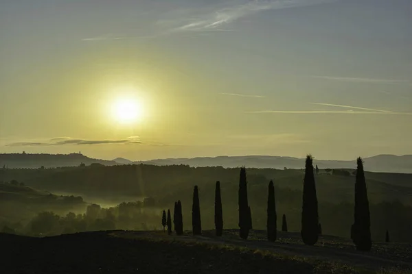 Het Prachtige Landschap Van Toscane Met Cipressen Bergen Herfst Een — Stockfoto