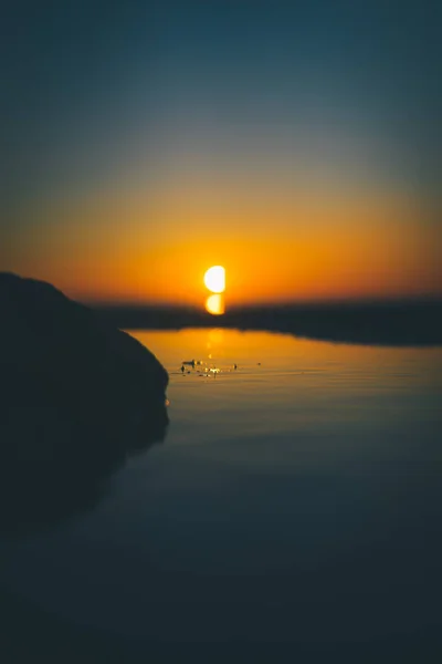 Μια Κάθετη Θαλασσογραφία Κατά Διάρκεια Του Όμορφου Ηλιοβασιλέματος — Φωτογραφία Αρχείου