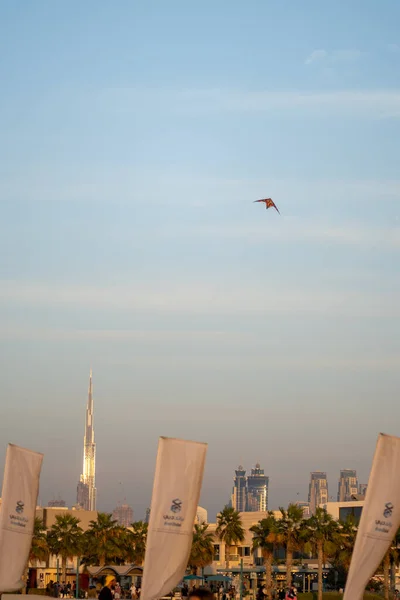 Вертикальний Постріл Повітряного Змія Над Будівлями Дубаї Оае — стокове фото