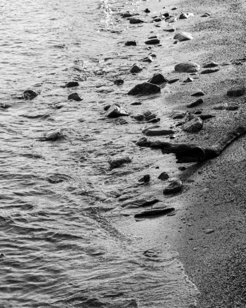 湖滨倾卸白日的石头和岩石灰度图 — 图库照片