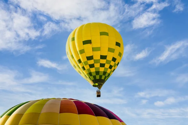 Piękny Widok Kolorowe Gorące Powietrze Balon Latający Nad Błękitnym Niebem — Zdjęcie stockowe