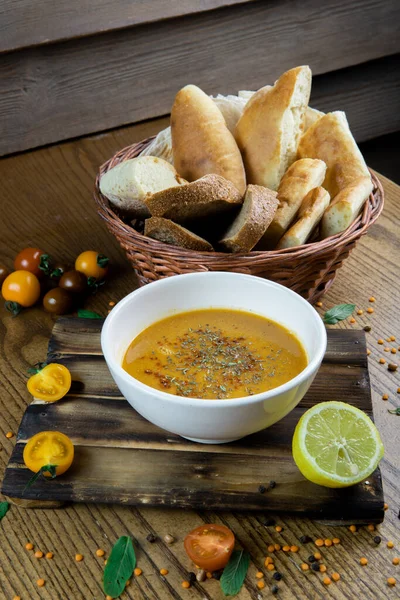 Ein Vertikaler Schuss Gelbe Suppe Einer Weißen Schüssel Mit Kirschtomaten — Stockfoto