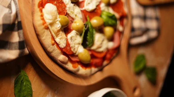 Vertikální Záběr Čerstvě Vyrobené Pizza Margarity Dřevěné Desce — Stock fotografie
