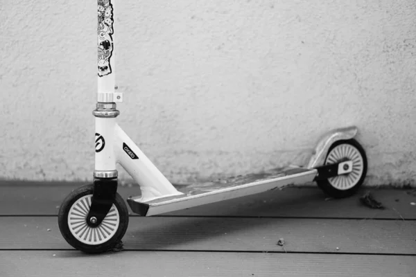 Een Closeup Van Een Witte Oxelo Decathlon Kinderscooter Met Graffiti — Stockfoto