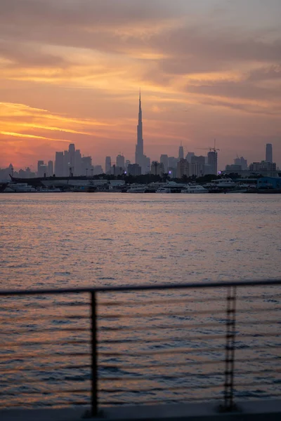 Een Burj Khalifa Wolkenkrabber Van Festival Stad Plas Tijdens Zonsondergang — Stockfoto