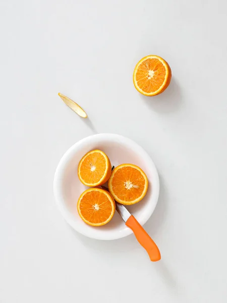 Świeżo Krojone Pomarańcze Nożem Odizolowanym Białym Tle — Zdjęcie stockowe
