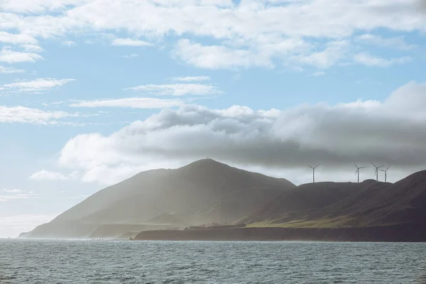 Lenyűgöző Kilátás Öbölre Zélandon Dombokkal Felhős Alatt Nappal — Stock Fotó