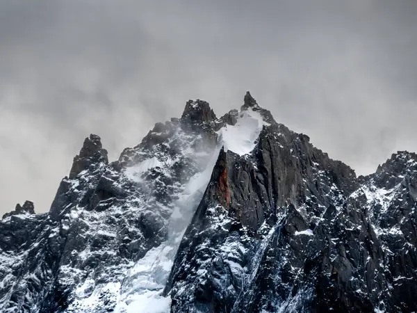 Uma Bela Vista Alto Uma Montanha Coberta Com Neve Sob — Fotografia de Stock