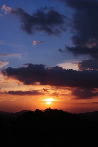 Güzel Alacakaranlık Gökyüzüne Karşı Destansı Bir Günbatımında Ağaçların Tepelerin Silueti — Stok fotoğraf