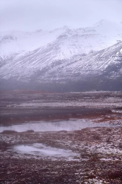 山顶上满是雪 未来的池塘和湿地 冰岛南部靠近Fjallsarlon和Jokulsarlon — 图库照片