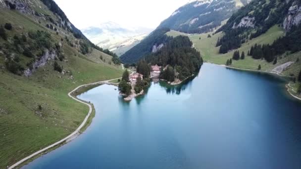 Güneşli Bir Yaz Gününde Sviçre Alpleri Nin Yüksek Açılı Manzarası — Stok video