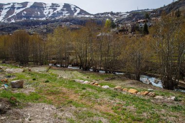Dağlarla çevrili güzel bir nehir görüntüsü.