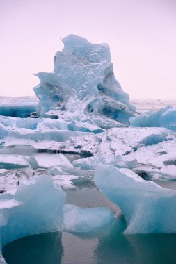 Dar bir buz dağının dikey görüntüsü