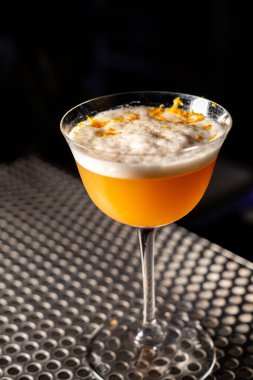 Bir bardaki viski kokteylinin dikey görüntüsü.