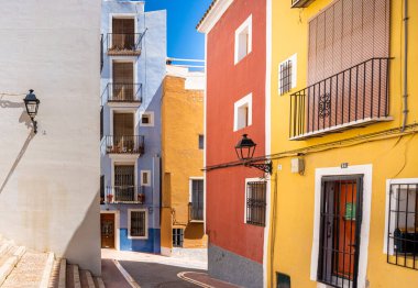 Güneşli bir günde parlak renklerle boyanmış tipik evler ve binalar. Villajoyosa, Alicante (İspanya)