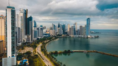 Kıyı ve Panama City 'nin bulutlu bir günde hava manzarası