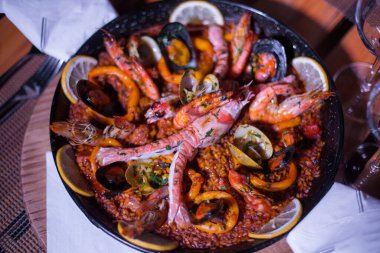 Taze Paella tabağı masada.