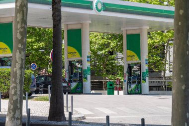 Yeşil ve sarı desenli BP benzin istasyonu. Lizbon, Portekiz