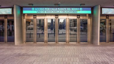 Wizink Merkezi 'nin girişinden ana kapıların görüntüsü.