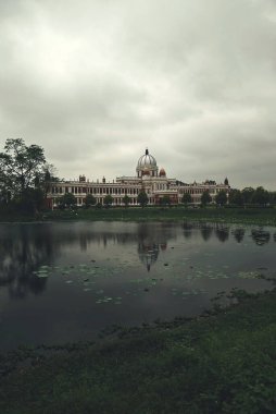 Yağmurlu Cooch Behar Sarayı (Victor Jubilee Sarayı) dikey çekimi)