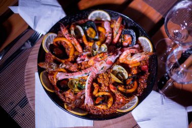 Taze Paella tabağı masada.