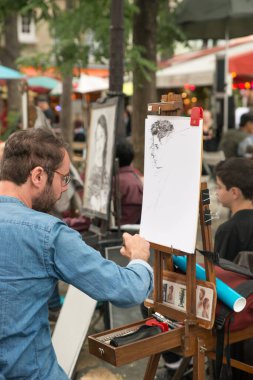 Montmartre Paris, Fransa 'nın turizm merkezi, portre çizen sanatçılar.