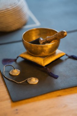 Mavi halıda Tibet şarkı kasesinin dikey çekimi.